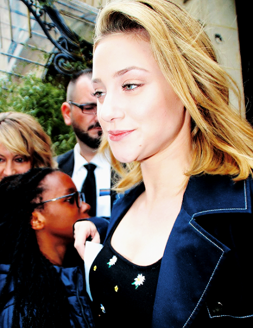 sprouseharts:Lili Reinhart leaves her hotel to attend RiverCon...