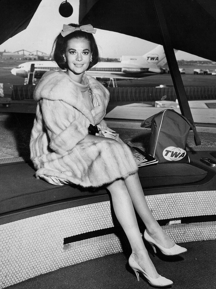 Natalie Wood at the airport in the 60s - Natalie Wood