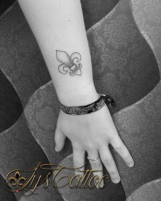 Lys Tattoo Tatouage Avant Bras Poignet Femme Symbole