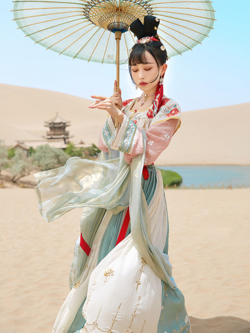 hanfugallery:Chinese hanfu by 十三余·小豆蔻国风