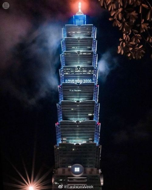 tododowneyjr-universe:Taipei 101 ″It lights up for you...