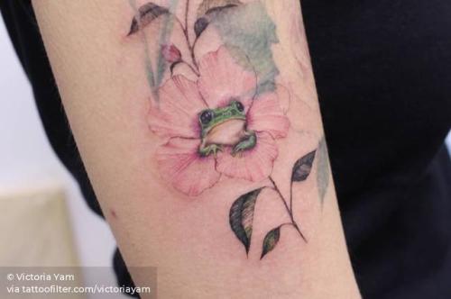 By Victoria Yam, done in Hong Kong. http://ttoo.co/p/31558 flower;frog;amphibian;hibiscus;big;animal;facebook;nature;realistic;twitter;victoriayam;illustrative;upper arm