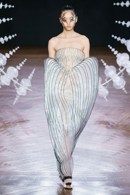 thegirlinthemiddlerunway