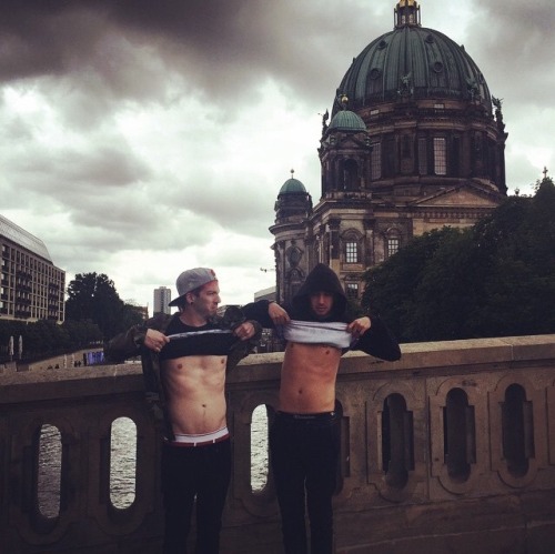 topupdatez:mtvgermany: we want to find food in Berlin. hoping...