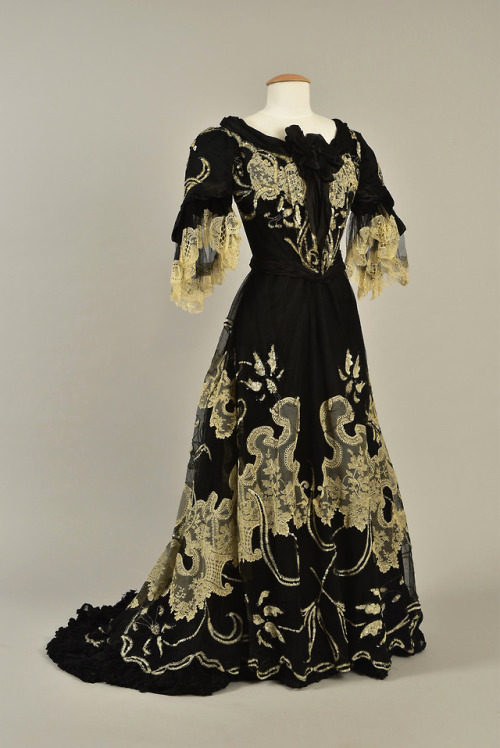 fripperiesandfobs:Dress with day and evening bodices ca....