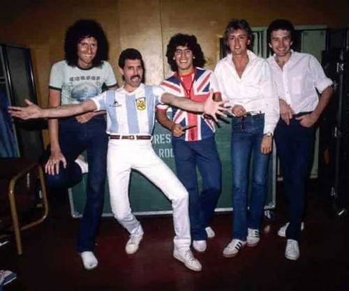 Diego Maradona e Freddie Mercury trocando as camisas de seus...