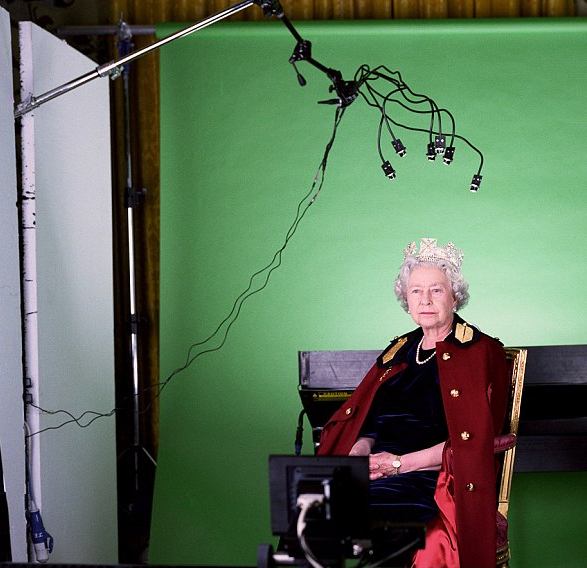 The Queen prepares for a 2004 holographic portrait, taken 