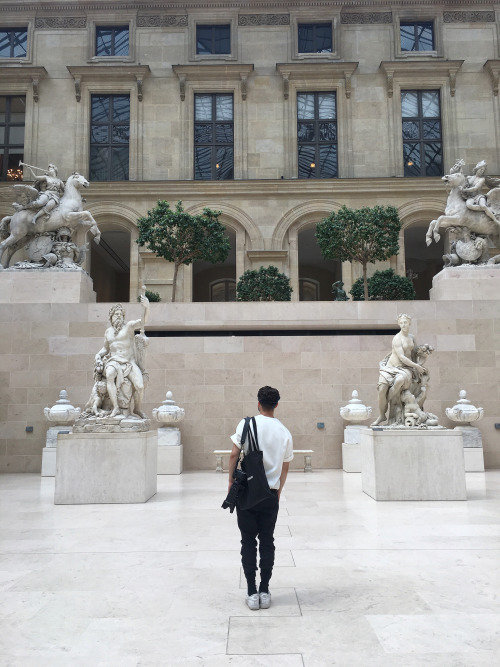 xpensivevevo:Admiring Paris