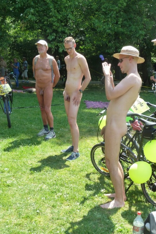 Smooth Gay Nudist