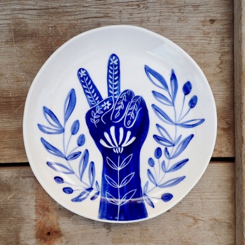 sosuperawesome:Illustrated Ceramics, by Becca Jane Koehler on...