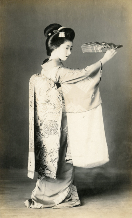 Dragon and Pearl Obi 1910s (autor: Blue Ruin1) „Maiko (Apprentice Geisha) Momotaro, tańcząca z mai-ogi (fanem tańca), jej obi (szarfa) ozdobiona smokami i perłami.  „Smok jest często przedstawiany w otoczeniu małych płomieni i biega po ...