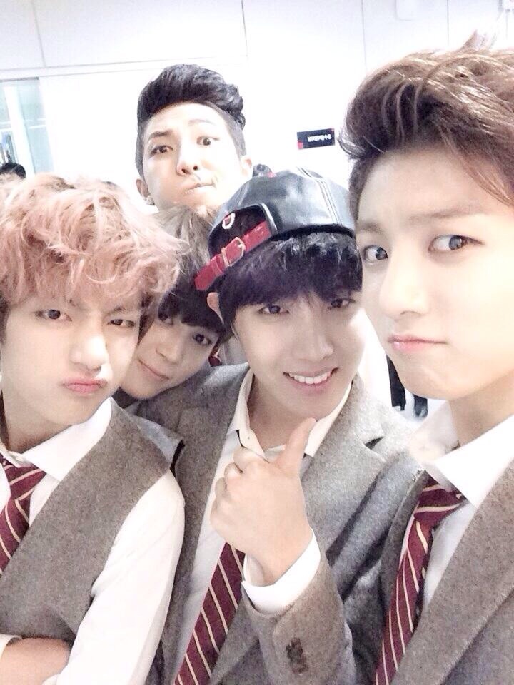 bts-trans:
“ “ 여러분 즐거운 2014년 되세요 저도 정말 알차게 잘 보내겠습니다 더 열심히 연습해 발전되는 모습을 보여드리겠습다 감사합니다 -정국. http://t.co/PX0Y5pjMC6 ”
[JUNGKOOK] Everyone do have an enjoyable year 2014 I’ll also spend it working really hard I’ll practice harder and show a transformed...