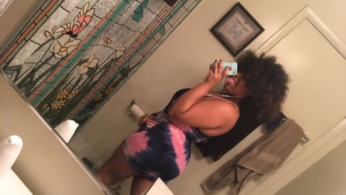 penny-theunicorn:A thick bih with big hair and a bigger smile.