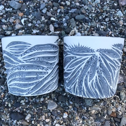 crossconnectmag:Carved Surfaces on Ceramics by Sean Forest...