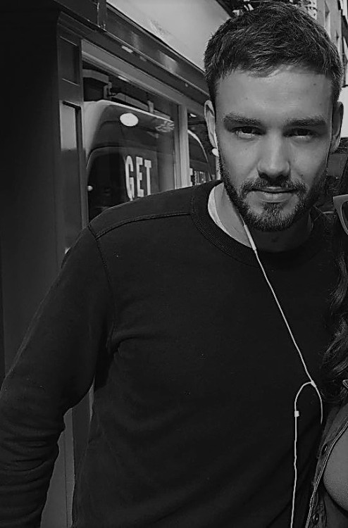 liam-93-productions:Liam today with a fan in London (x)