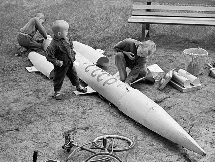 Children making a rocket (1962)