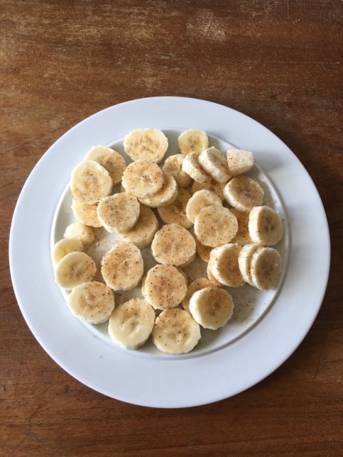 prettygirlssociety: Lunch 2 small bananas and a tablespoon...