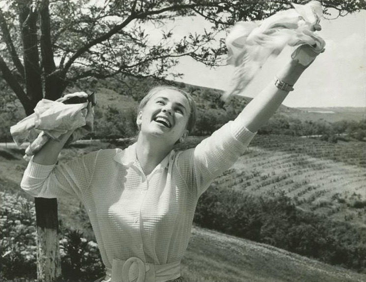 Moldavian girl. Photo by Valentin Mastyukov (1960s)