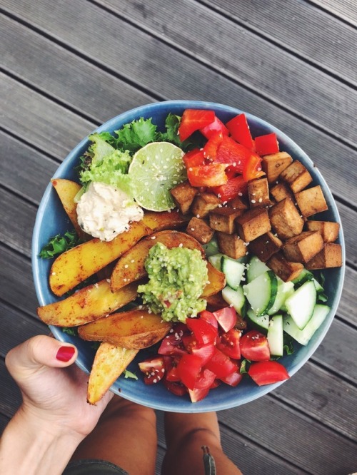 aspoonfuloflissi:Greens, veggies, tofu, potato wedges, guacamole...