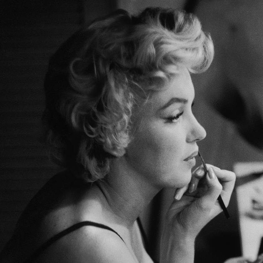 Poison Nightmares - raunchily: Marilyn Monroe putting on make-up 💄