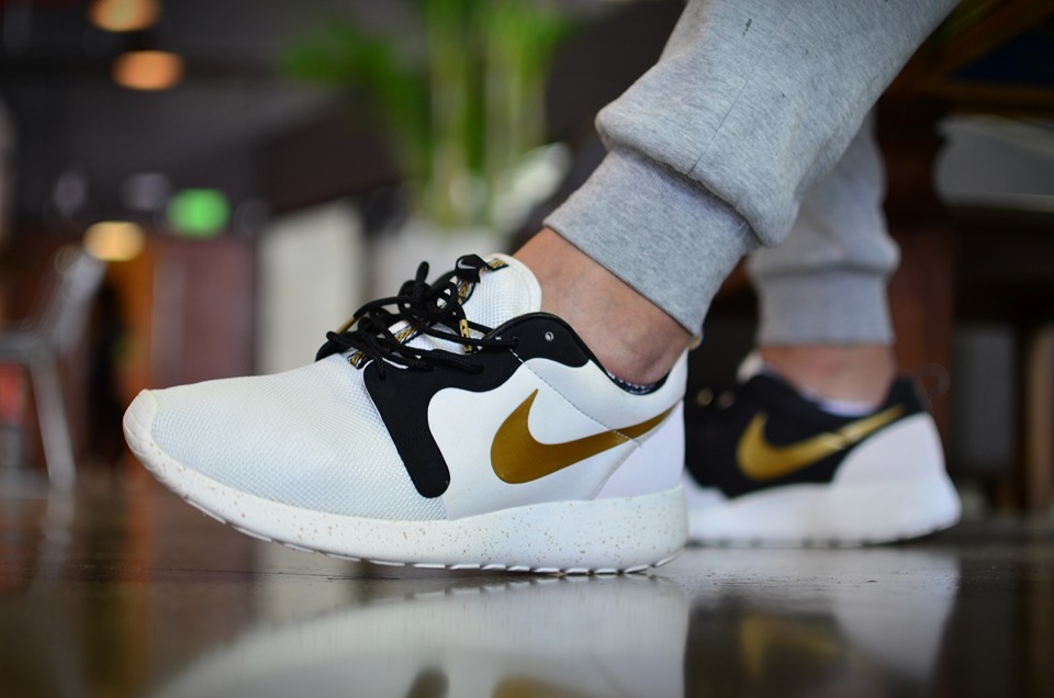 nike roshe run hyp gold