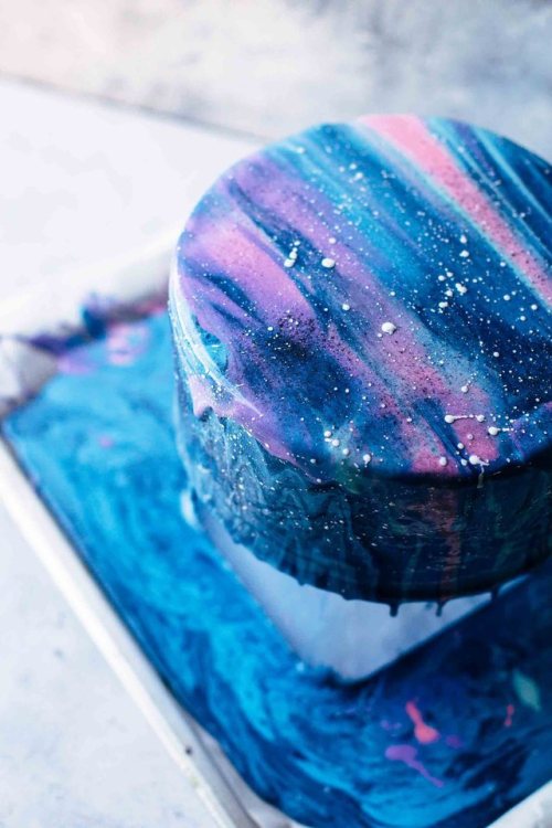 sweetoothgirl:MIRROR GLAZE GALAXY CAKE