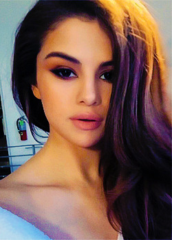 womensco:Selena Gomez Selfies