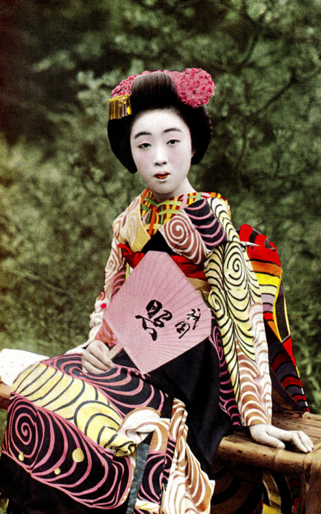 Maiko Teru with a Uchiwa 1930s (by Blue Ruin1)
“ Maiko (Apprentice Geisha) Teru (照), with her name written on her uchiwa (paper fan), from the late 1930s or early 1940s.
”