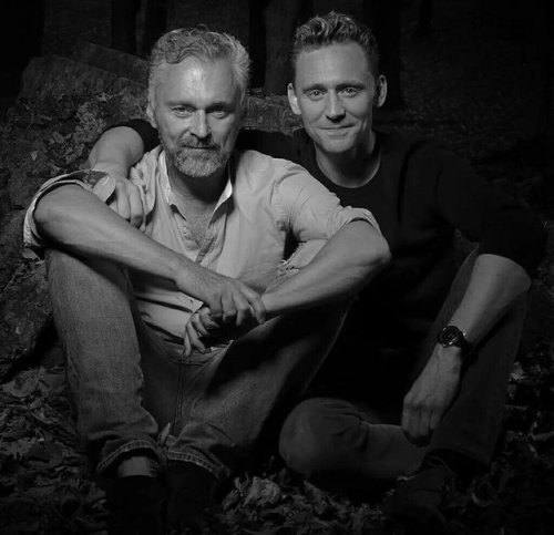 lolawashere:Throwback to Tom Hiddleston posing with photographer...