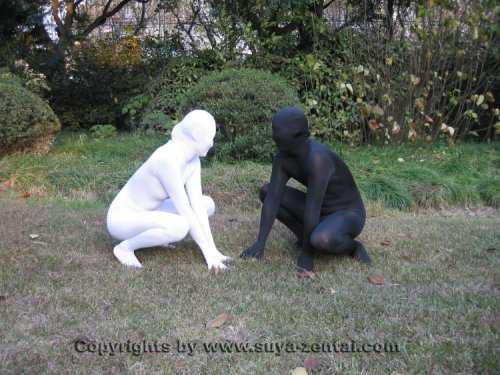 hexthings:A couple of zentai enjoying an afternoon in the park