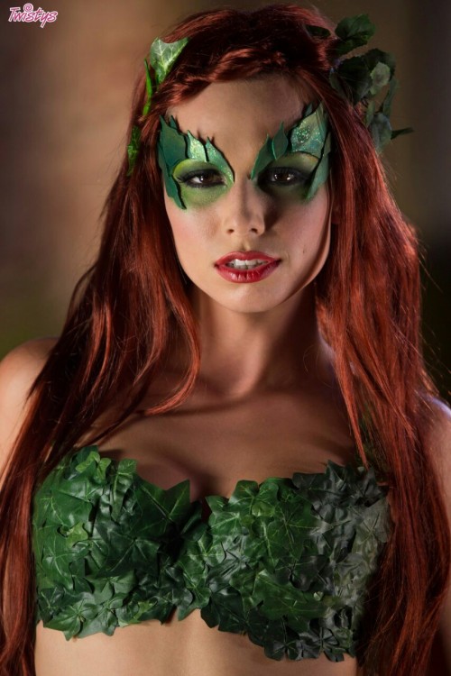 irishgamer1:A sexy nude poison ivy cosplay. That ass is nice.