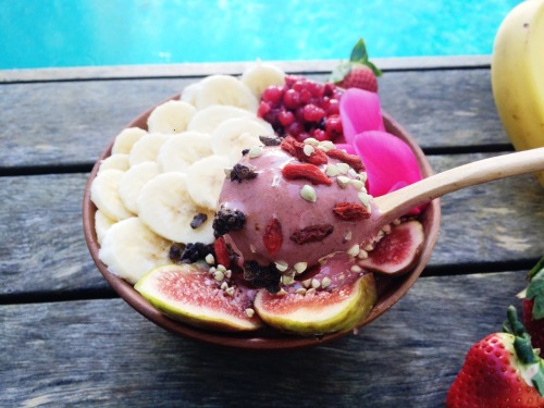 bananamylk:Acai Bowl Saturday ✿ Smoothie Ingredients:- 1...