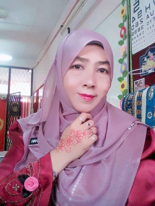 tebuanganasworld:Cikgu milf partiii…#commentganasComel dan...