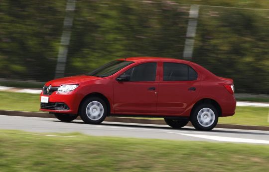 renault logan authentique 1.0 16v hi power em movimento, visto pela lateral