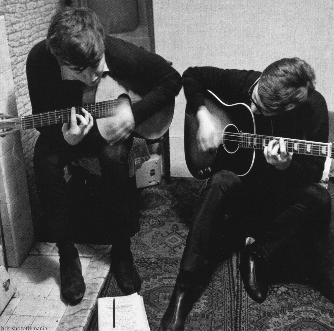 海州区爱忆家百货商行— Paul McCartney and John Lennon writing “I Saw Her...