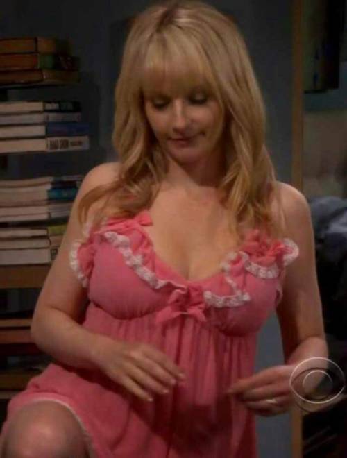 nudeandnaughtycelebs:The sexy Melissa Rauch from The Big Bang...