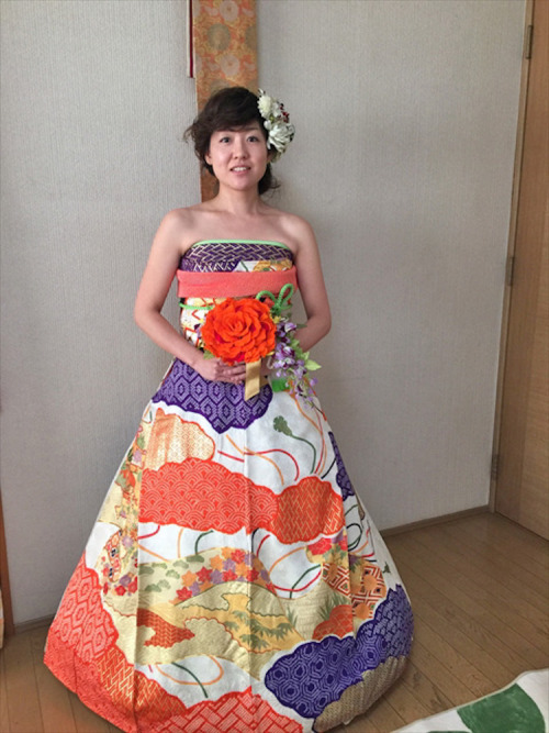 mymodernmet:Brides in Japan are Turning Their Long-Sleeve...