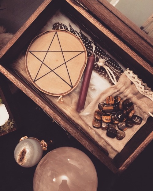 donnaoria:✨ I finally made a full size altar box ✨