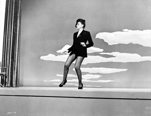 F Judyfashion Judy Garland Performing Get Happy