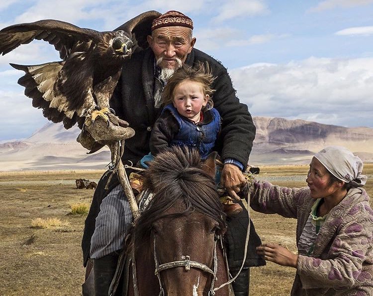 mockwa:
“ Man taking grandson and an eagle on hunt in the Altai Mountains of Central Asia (Photographer: Tariq Zaidi)
”