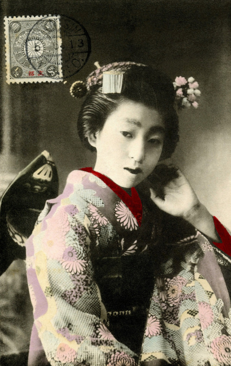 Osaka Maiko with Butterfly Obi 1913 (autor: Blue Ruin1) „„ W Osace są domy rozrywki zwane ochaya, które są dosłownie herbaciarniami, ale zupełnie innymi niż te w Tokio.  Jeśli chcesz zaangażować geiko [gejszę], najpierw musisz iść ...
