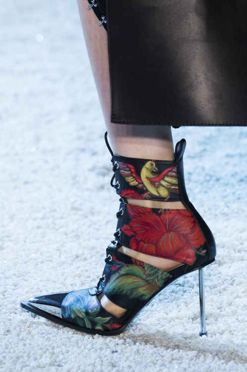 the-fashion-dish:Alexander McQueen Spring 2019 Fashion Details