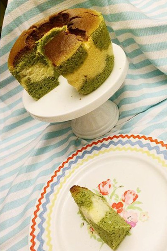 Here’s some #mondaymotivation Green Tea Chiffon Cake - a great way to beat stress.http://snip.ly/4khhb