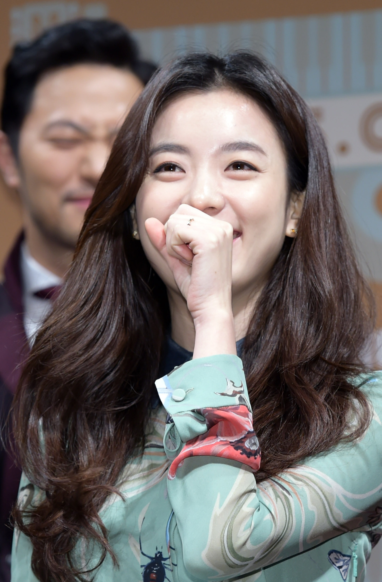 [Star Fashion] Actress Han Hyo-Joo is showcasing... | Poppy