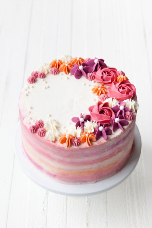 sweetoothgirl:How to Make a Buttercream Flower Cake