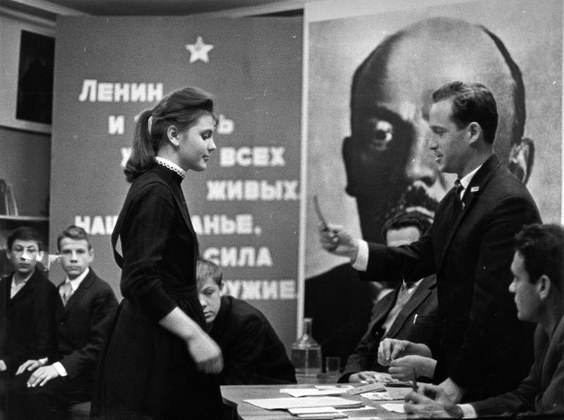 Joining Komsomol. Photo by Vsevolod Tarasevich (1969)