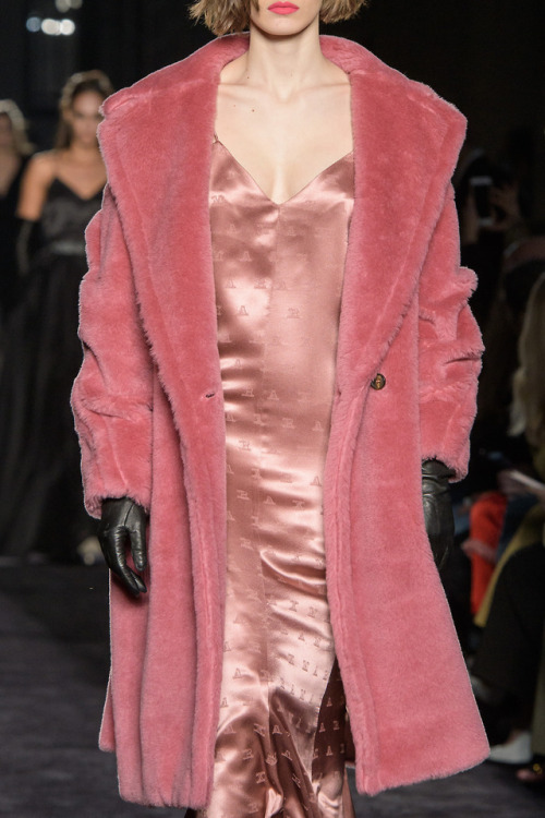 maxmara max mara fashion pink fw18 milan fashion week fall 2018 rtw details mfw aw18