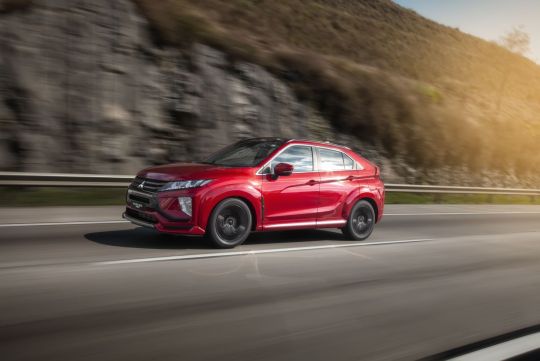 eclipse cross sport ambientadas em estrada