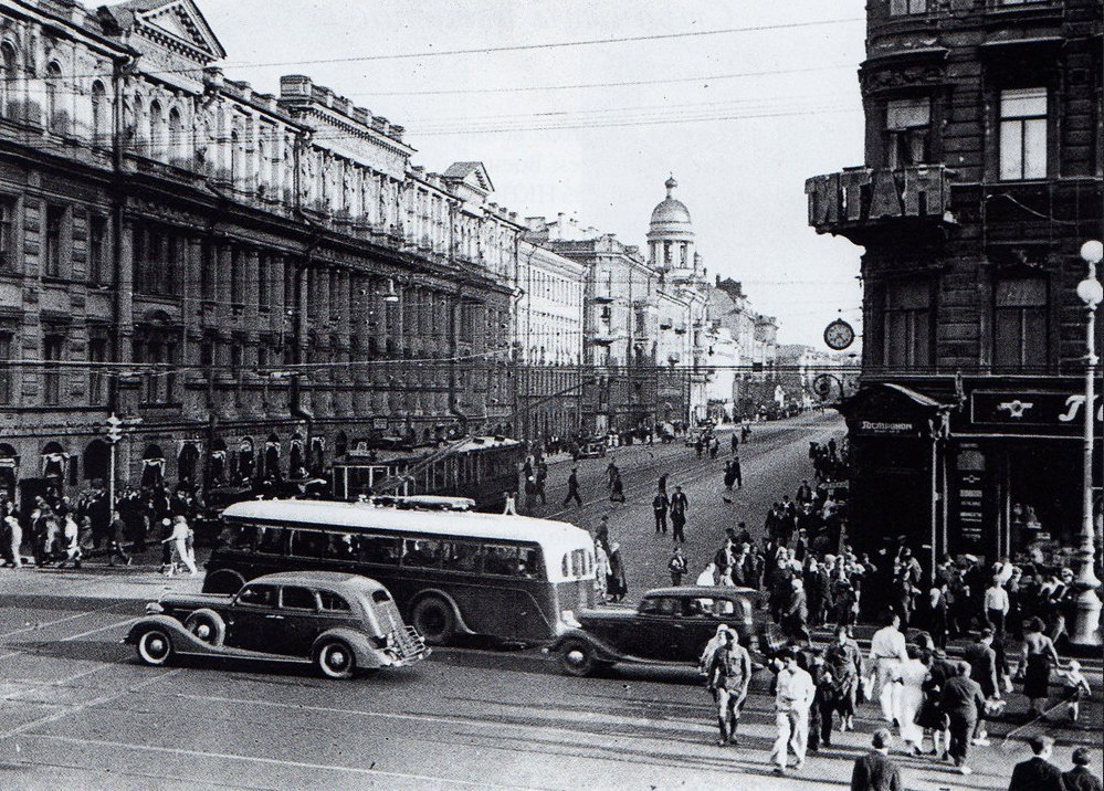 Leningrad in 1939, crossing of October 25 Prospect and Nakhimson Prospect (Saint Petersburg, Nevsky Prospect and Vladimirsky Prospect)