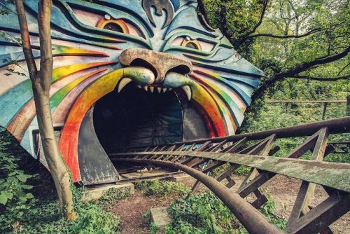 abandonedandurbex:Abandoned theme park in Berlin, Germany...